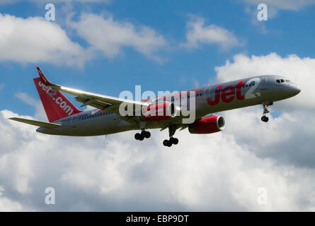 Jet2 Airlines Boeing 757, nähert sich Manchester International Airport Start-und Landebahn. Stockfoto