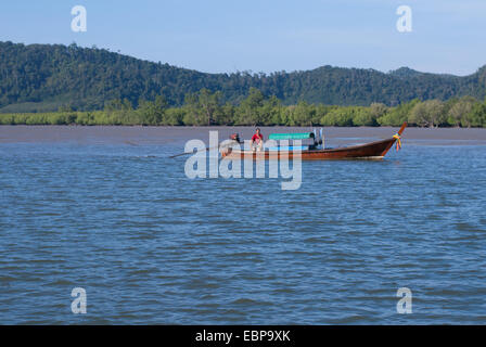 Ein Longtail Bootsverkauf in Süd-Thailand Stockfoto