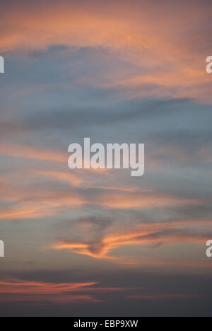 Ein Sonnenuntergang in Thailand sorgt für Zuckerwatte Himmel Stockfoto