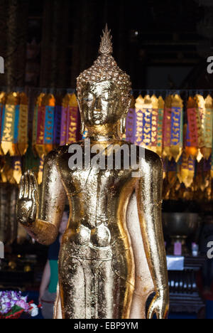 Ein Budda steht vor dem Wat Chedi Luang Tempel in Chiang Mai, Thailand Stockfoto