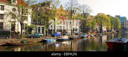 Panoramische Ansicht der Boote am Kanal in der Stadt Amsterdam, Niederlande. Stockfoto