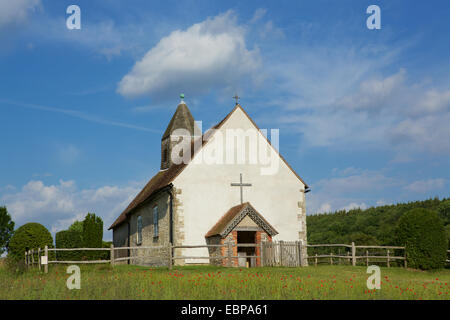 Weiße Kirche auf dem Hügel. Klassische Ansicht von St. Hubert auf dem Hügel. Stockfoto