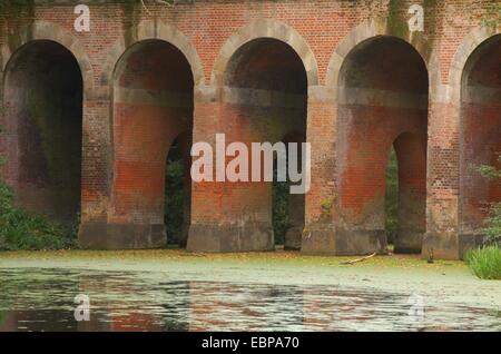 Stein-Bogenbrücke in Hampstead Heath in London, England Stockfoto