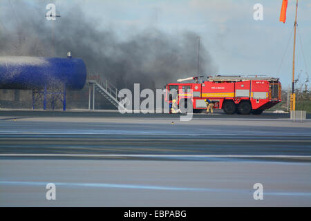 Gibraltar. 3. Dezember 2014. Die Rettungsdienste in Gibraltar wurden heute Nieren als eine im Voraus geplante Flugzeug Katastrophe Übung an den Flughafen von Gibraltar simuliert wurde. Genau beobachtet von den Zivilluftfahrtbehörden, dass die Übung durchgeführt wurde, um die Wirksamkeit der alle wesentlichen Dienstleistungen aus der zivilen und des Verteidigungsministeriums, mit besonderer Bezugnahme auf Bronze und Silber Kommandostrukturen und Antwort überprüfen. Bildnachweis: Stephen Ignacio/Alamy Live-Nachrichten Stockfoto
