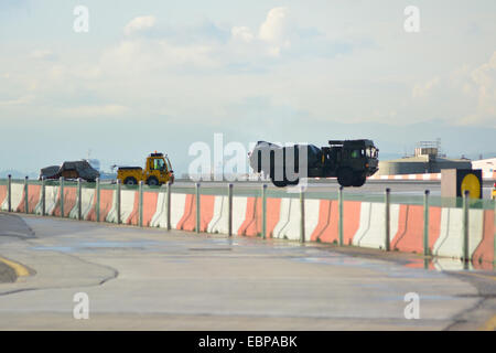 Gibraltar. 3. Dezember 2014. Die Rettungsdienste in Gibraltar wurden heute Nieren als eine im Voraus geplante Flugzeug Katastrophe Übung an den Flughafen von Gibraltar simuliert wurde. Genau beobachtet von den Zivilluftfahrtbehörden, dass die Übung durchgeführt wurde, um die Wirksamkeit der alle wesentlichen Dienstleistungen aus der zivilen und des Verteidigungsministeriums, mit besonderer Bezugnahme auf Bronze und Silber Kommandostrukturen und Antwort überprüfen. Bildnachweis: Stephen Ignacio/Alamy Live-Nachrichten Stockfoto
