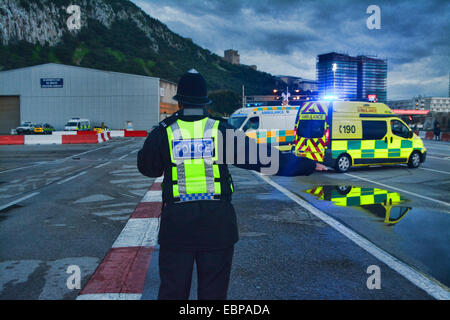 Gibraltar. 3. Dezember 2014. Die Rettungsdienste in Gibraltar wurden heute Nieren als eine im Voraus geplante Flugzeug Katastrophe Übung an den Flughafen von Gibraltar simuliert wurde. Genau beobachtet von den Zivilluftfahrtbehörden, dass die Übung durchgeführt wurde, um die Wirksamkeit der alle wesentlichen Dienstleistungen aus der zivilen und des Verteidigungsministeriums, mit besonderer Bezugnahme auf Bronze und Silber Kommandostrukturen und Antwort überprüfen. Bildnachweis: Stephen Ignacio/Alamy Live-Nachrichten Stockfoto