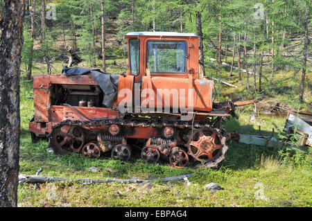 Eine alte Traktor, verloren und schlafen im Wald im östlichen Jakutien am Ufer des namenlosen See. Stockfoto