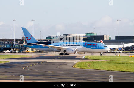 Thomson Airways Boeing 787 Dreamliner (G-TUIE) auf Manchester Flughafen-Startbahn rollen. Stockfoto