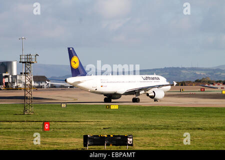 Lufthansa Airbus A320, Rollen am Manchester International Airport. Stockfoto