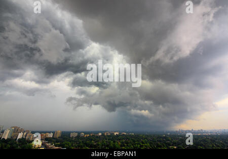 Gewitterwolken über nördlichen Toronto im Sommer bewegt Stockfoto