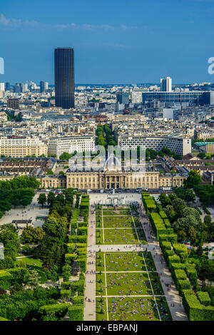 Champ de Mars ist einer der größten Freiflächen von Paris und bietet ein perfektes Beispiel der französischen Gartenstil. Ursprünglich Teil der Stockfoto