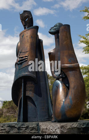Bronze-Skulptur des Maori paar, Rotorua, Neuseeland Stockfoto