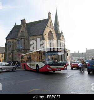 Öffentliche Bus-Service in den Cotswolds-Bus Abfahrt Stow auf die würde Stadtzentrum Gloucestershire UK Stockfoto