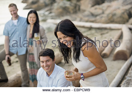 Freunde tranken und lachten am Strand
