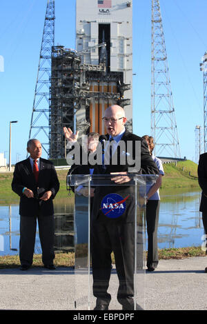 United Launch Alliance CEO Tory Bruno zusammen mit NASA-Administrator Charlie Bolden, hinten links, Lockheed Martin Orion-Programm-Manager Mike Hawes und Johnson Space Center Director Ellen Ochoa, sprechen Sie mit Mitgliedern der Medien vor der United Launch Alliance Delta IV Heavy Rakete mit Orion Raumsonde montiert auf Space Launch Complex 37 3. Dezember 2014 in Cape Canaveral , Florida. Orion ist geplant, um seinen Erstflug am 4. Dezember zu testen. Stockfoto