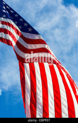 Nahaufnahme des Teils der amerikanischen Flagge gegen blauen Himmel Stockfoto