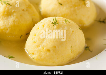 Warme hausgemachte Matzo Ball Suppe in eine Schüssel geben Stockfoto