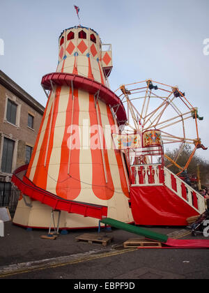 Eine viktorianische Helter Skelter und Riesenrad auf einen traditionellen Festplatz Stockfoto