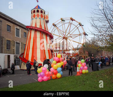 Eine viktorianische Helter Skelter und Riesenrad auf einen traditionellen Festplatz Stockfoto