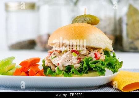 Thunfisch-Salat-Sandwich mit Salat auf einem hausgemachten Brötchen mit gesunden Karotten und Sellerie-Sticks und eine Gurke Stockfoto