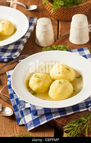 Warme hausgemachte Matzo Ball Suppe in eine Schüssel geben Stockfoto