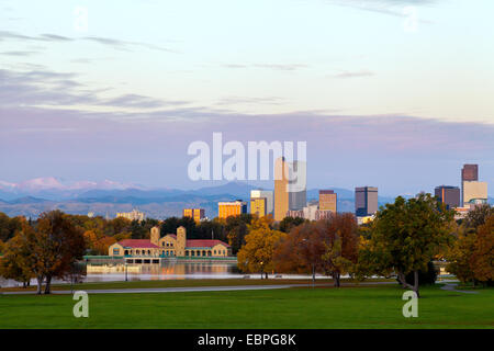 Sonnenaufgang von Denver City Park mit der Innenstadt von Denver und den Rocky Mountains im Hintergrund Stockfoto