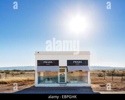 Prada Marfa durch Künstler Elmgreen und Dragset, eine permanente Kunstinstallation auf uns 90, Valentine, in der Nähe von Marfa, Texas, USA Stockfoto