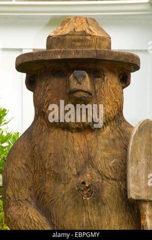 Smokey Bear schnitzen an Smith River National Recreation Area Visitor Center, Smith River National Recreation Area, Kalifornien Stockfoto