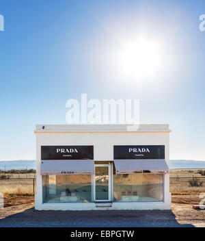 Prada Marfa durch Künstler Elmgreen und Dragset, eine permanente Kunstinstallation auf uns 90, Valentine, in der Nähe von Marfa, Texas, USA Stockfoto