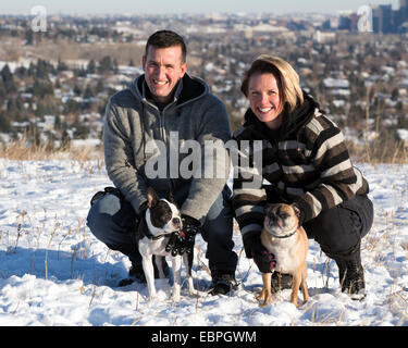 Zusammen mit Boston Terrier und Bugg (Kreuzung von Boston Terrier und Pug) Tierhunden genießen Sie die Natur im Stadtpark Stockfoto