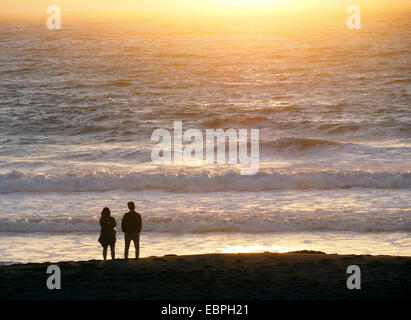 Mann und Frau am Strand Sonnenuntergang Stockfoto