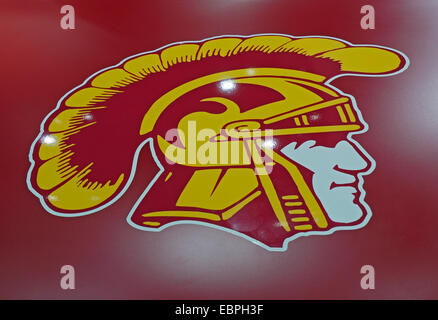 Mietwagen in Farben der USC Trojan Fußball-Nationalmannschaft mit Logos Stockfoto