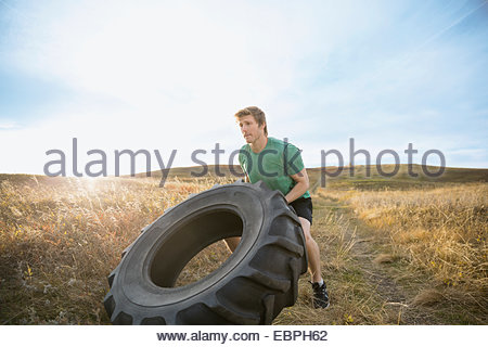 Menschen spiegeln Crossfit Reifen auf sonnigen ländlichen Gebiet