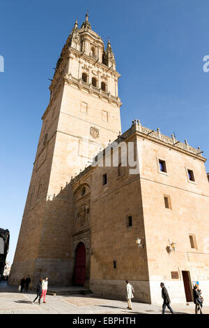 SALAMANCA, Spanien - 21. November 2014: Alte Kathedrale Turm von Salamanca. Wunderschöne Sandstein-Architektur. Romanesque Art. Stockfoto