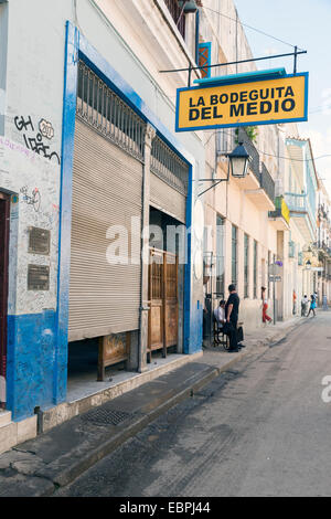 Havanna-5.Mai: La Bodeguita del Medio am 5. Mai 2014 in Havanna. Seit seiner Eröffnung im Jahre 1942, hat diese Bar ein Liebling der Ernes Stockfoto