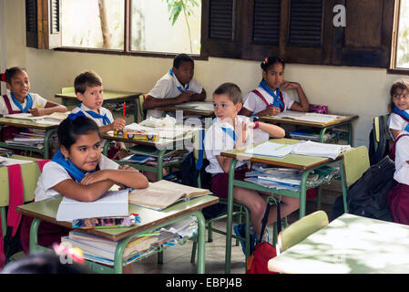 Havanna, Kuba - 5. Mai 2014: Gruppe von kubanischen Schulkinder von Grundschulkind in Uniform sitzt an einem Schulhaus Havan gekleidet Stockfoto