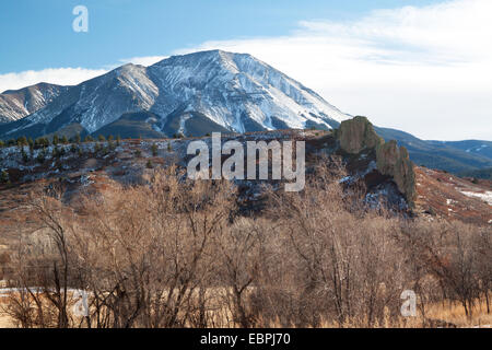 Winter-Blick auf West spanischen Gipfel und radiale vulkanischen Deich in der Nähe von La Veta in Huerfano Grafschaft, Kolorado Stockfoto