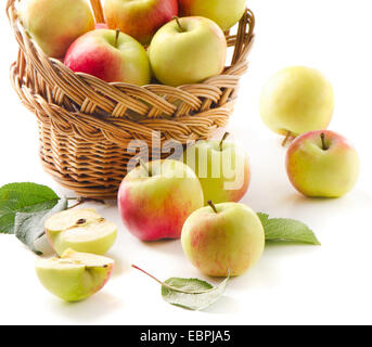 Äpfel im Korb isoliert auf weißem Hintergrund Stockfoto