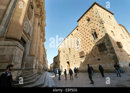 SALAMANCA, Spanien - 21. November 2014: Ansicht der zwei wichtigsten touristischen Attraktionen - Päpstlichen Universität von Salamanca und Haus Stockfoto