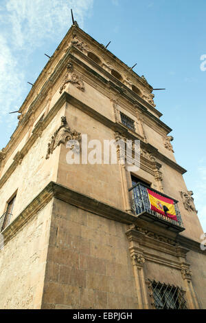 SALAMANCA, Spanien - 21. November 2014: Monterrey Palast. Flagge von Spanien mit schwarzem Flor in Trauer um den Tod der Herzogin Stockfoto