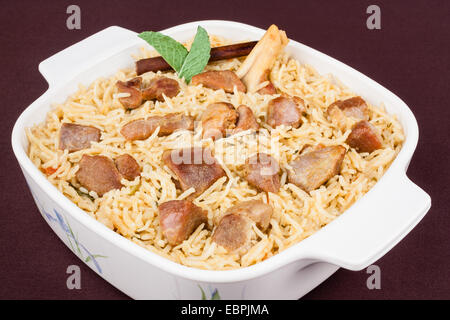 Detailansicht von der Spitze des köstlichen Hammel (Lamm) Biryani mit Minze und Zimt garniert. Stockfoto