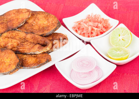 Köstliche Seher/Makrele Fisch Filets braten. Der Fisch wird in Cayenne Pfeffer mariniert, Salz und tief gebraten. Stockfoto