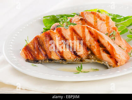 Gegrillter Lachs mit frischen Kräutern. Selektiven Fokus Stockfoto