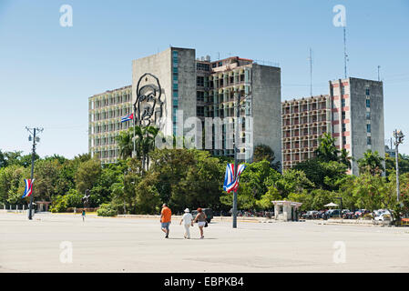 Havanna - Mai, 5: Kubanische Flagge und Skulptur von Che Guevara auf der Fassade des Innenministeriums, Plaza De La Revolucion, Havanna, Kuba Stockfoto