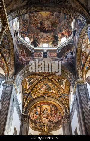 Parma, die Basilika Kathedrale innen, Blick auf die Kuppel mit dem Fresko Mariä Himmelfahrt der Jungfrau Maria von Correggio ausgeführt Stockfoto