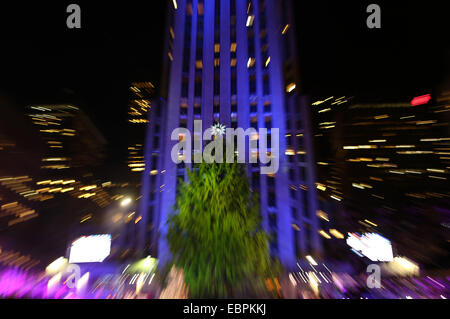 New York, USA. 3. Dezember 2014. zeigt die Fichte während der 82. Weihnachtsbaum Beleuchtungszeremonie im Rockefeller Center in New York, Vereinigte Staaten. Tausende von Menschen erlebt die Beleuchtung von 45.000 mehrfarbige, Energie effiziente LED auf der 85 Meter hohe, 90 Jahre alte Fichte, die am Mittwoch mit einem spektakulären Swarovski Kristall Stern im Rockefeller Center gekrönt ist. Bildnachweis: Xinhua/Alamy Live-Nachrichten Stockfoto