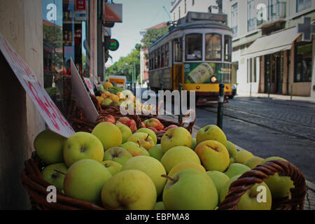 Lebensmittelgeschäft in Lissabon, Portugal Stockfoto