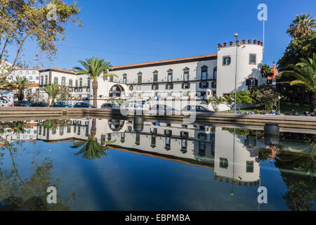 Blick auf den Palacio de Sao Lourenco im Herzen der Stadt Funchal, Madeira, Portugal, Europa reflektiert Stockfoto