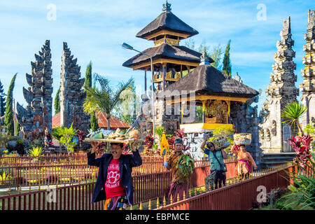 Gläubige in der Pura Ulun Danu Batur Tempel, Bali, Indonesien, Südostasien, Asien Stockfoto