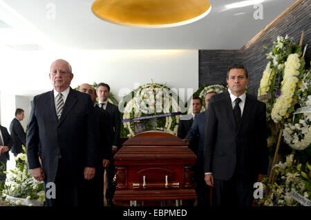 Mexico City, Mexiko. 3. Dezember 2014. Mexikos Präsident, Enrique Pena Nieto (R) und Präsident des mexikanischen Obersten Gerichtshofs (SCJN, für seine Abkürzung in Spanisch), Juan Silva Meza (L) zu dienen, stehen neben dem Sarg des verstorbenen Ministers für SCJN, Sergio Armando Valls Hernandez, während seiner Beerdigung in Mexiko-Stadt, Hauptstadt von Mexiko, am 3. Dezember 2014. Der Minister Sergio Armando Valls Hernandez starb am Mittwoch im Alter von 73 Jahren. © NOTIMEX/Xinhua/Alamy Live-Nachrichten Stockfoto